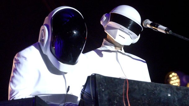 Pourquoi les Daft Punk cachent-ils leur visage sous des casques ?