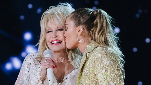Miley Cyrus et Dolly Parton unies par les liens du cœur