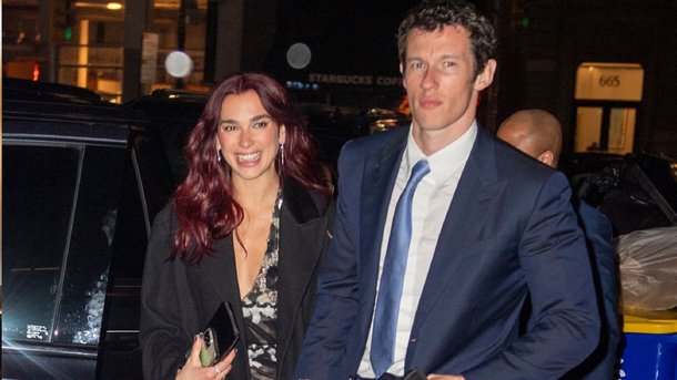 Dua Lipa et Callum Turner plus amoureux que jamais : leur danse romantique devant la Tour Eiffel