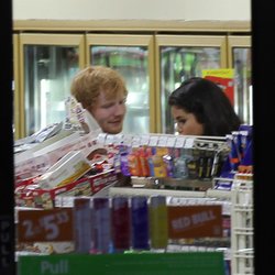 Ed Sheeran et Selena Gomez dans un Seven/Eleven 