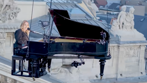 Santa dévoile le clip vertigineux « Popcorn Salé » à 40 mètres de haut