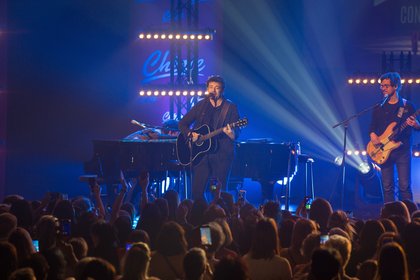 Patrick Bruel interprète "Tout recommencer" sur la scène du Casino Barrière à Lille.