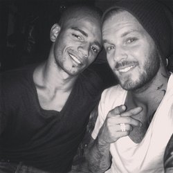 Matt Pokora : Hier soir on était de sortie avec le frangin @bzaibat #partytime #tittytwister #sherwoodrepresent  