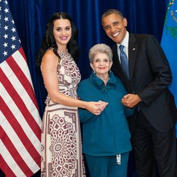 Laissez moi vous présenter la plus mignonne des photos qui aient jamais été prise: Moi, grand-mère et POTUS! Votez bien demain !