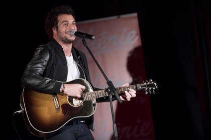 Amir interprète ses plus grands titres sur la scène du concert Pop Love
