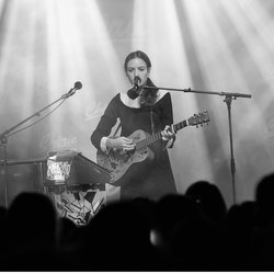 Jain chante "Come"
