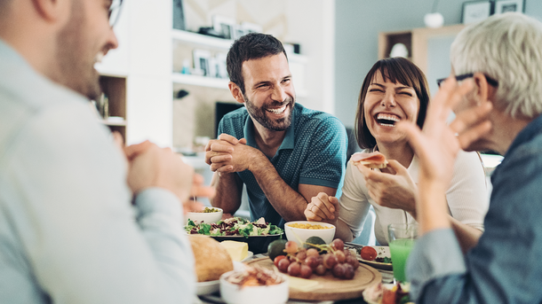 Les infos du Réveil Chérie : Combien faut-il avoir d’amis pour être heureux ?