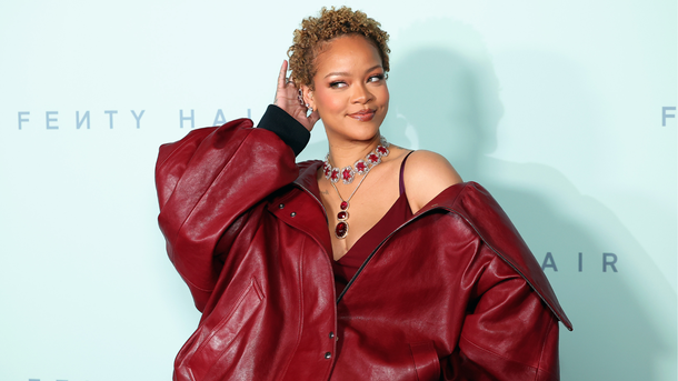 Rihanna : la star dévoile ses cheveux naturels et séduit la Toile