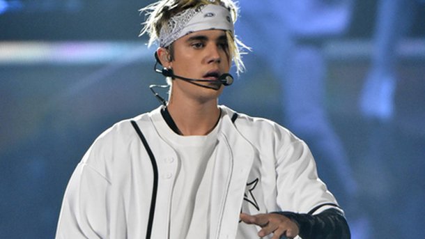 Justin Bieber : les larmes aux yeux sur scène!