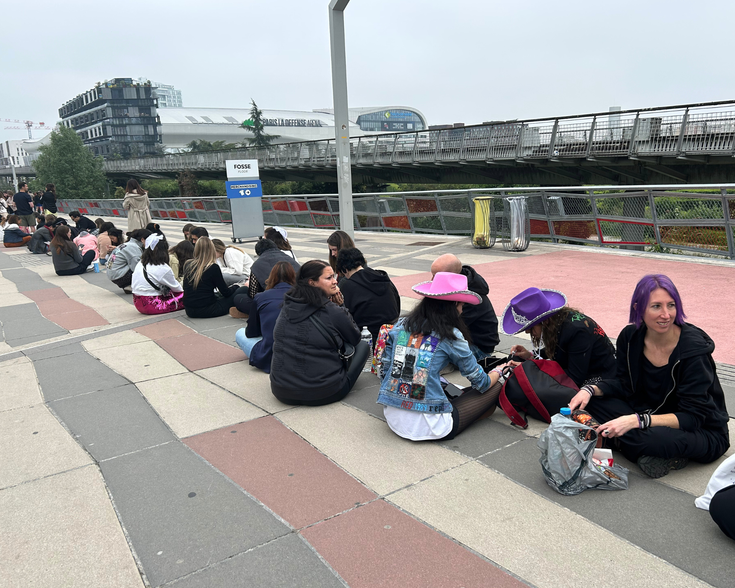 Fans de Taylor Swift sur le parvis de l'Accor Arena de la Défense, jeudi 9 mai 2024