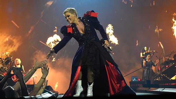 Pink : accusée d’annuler un concert pour aller à la plage, elle répond !