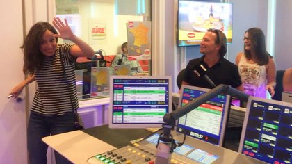 Amelle Chahbi est venue faire une visite à Bruno Robles - 100% Rire sur Rire & Chansons