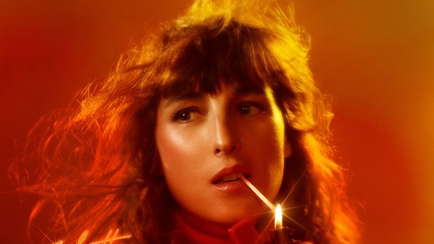 Juliette Armanet entre ombre et lumière dans son nouveau clip "Flamme"