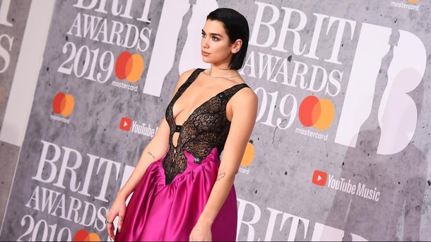 Dua Lipa: que signifient les paroles de son hit "Hotter Than Hell" ?