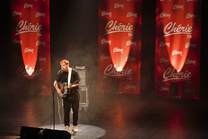 Gavin James sur la scène du Concert Pop Love