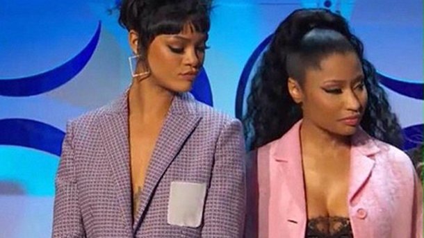Rihanna envie le décolleté de Nicki Minaj