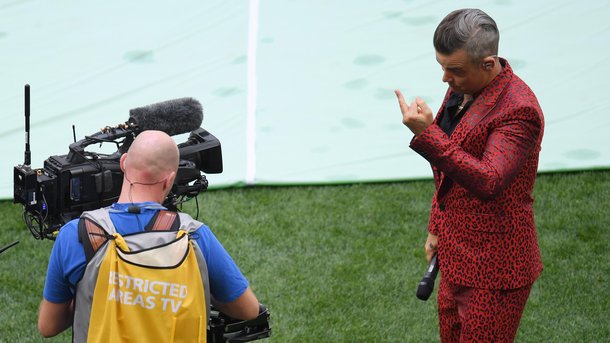Robbie Williams: pourquoi a-t-il fait un doigt lors de la cérémonie d’ouverture de la Coupe du Monde ?