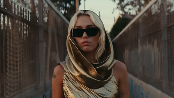 "Flowers" : Miley Cyrus a de quoi se jeter des fleurs