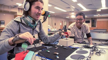Une séance de test du Xbox Adaptative Controller avec un joueur en situation d'handicap.