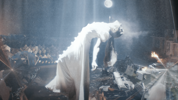 Ariana Grande sort enfin le clip de son hit "Supernatural"