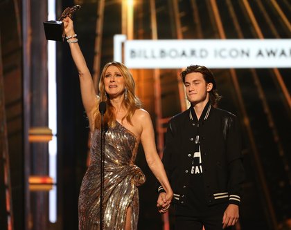 Après la disparition de son époux et ex-manager René Angelil, Céline Dion publie l'album "Encore un soir" écrit pas Jean-Jacques Goldman en 2016. L'artiste remonte sur scène lors de la cérémonie des Billboard Music Awards. Accompagné par son fils René-Charles, elle reçoit un ICON Award pour l'ensemble de sa carrière qu'elle dédit à son défunt mari.