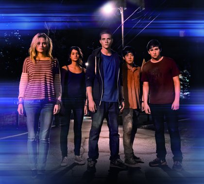 De gauche à droite: Virginia Gardner (Christina), Sofia Black-D'Elia (Jessie), Jonny Weston (David Raskin), Allen Evangelista (Adam Le), et Sam Lerner (Quinn Goldberg) dans Projet Almanac