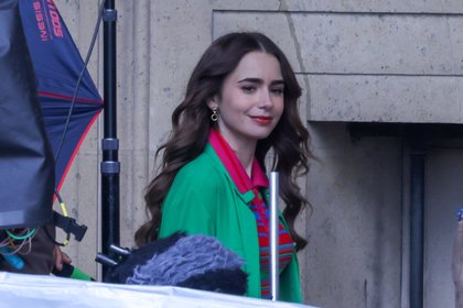 Lily Collins à Paris pendant le tournage d'"Emily In Paris"