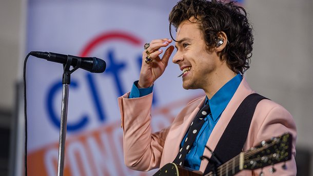 Harry Styles: une bougie à son odeur affole la Toile