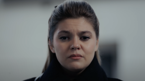 "Le début d'une nouvelle era" : Louane dévoile le clip de sa nouvelle chanson "Chiens"