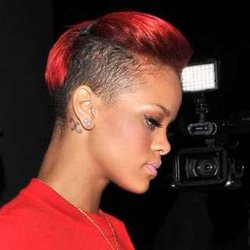 Rihanna septembre 2010 : la crête rouge attachée