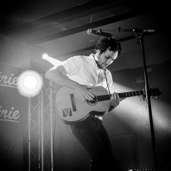 Vianney sur la scène du Concert privé Pop Love
