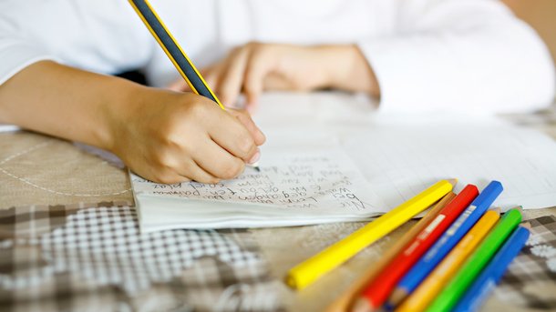Les infos du Réveil Chérie : 3 conseils pour vous aider à faire les devoirs de vos enfants en confinement
