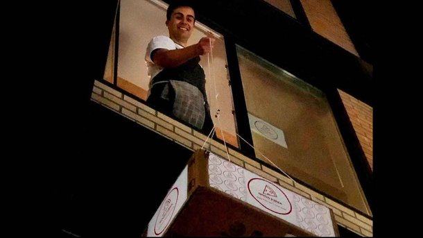 Les infos du Réveil Chérie : Un étudiant récolte 30 000 dollars de dons... en servant des pizzas depuis son balcon !