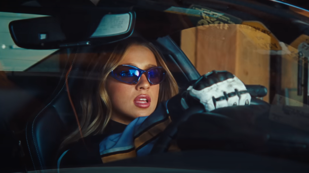 Tate McRae se la joue pilote dans son nouveau clip "2 Hands"