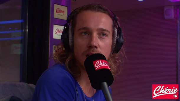 Julien Doré : Il me semblait évident d'inviter Pamela Anderson dans le clip "Le Lac"