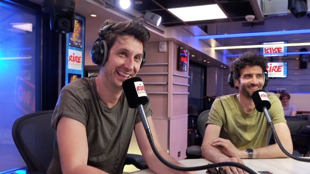 Cédric Cizaire propose à Lola Dubini , Jérémy Demay , Alex Fredo de jouer à "titres en québécois / titres en anglais"