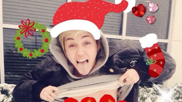 Miley Cyrus enlève le haut pour Noël !