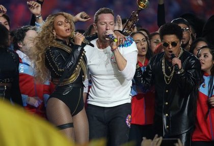 Beyoncé, Chris Martin et Bruno Mars lors de la mi-temps du Superbowl!