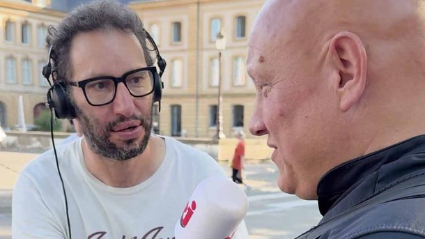 Manu réalise son fantasme dans une voiture de police !