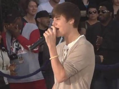 Justin Bieber : sa prestation lors de la cérémonie en hommage à Michael Jackson 