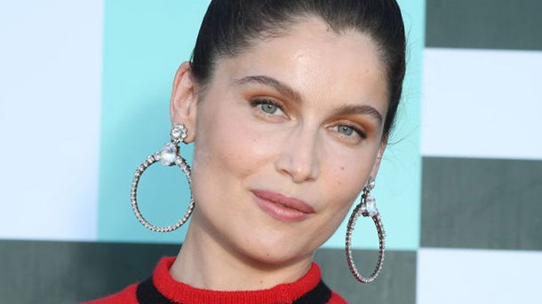 PHOTO - Laetitia Casta se dévoile nue et fière en couverture du magazine Elle