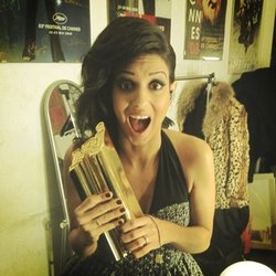 OMG!!!!!!! C'EST GRÂCE À VOUS CE AWARD!!! DONC IL EST POUR VOUS AUSSI!!!! MERCI DIX MILLIONS DE FOIS!!!!!! 