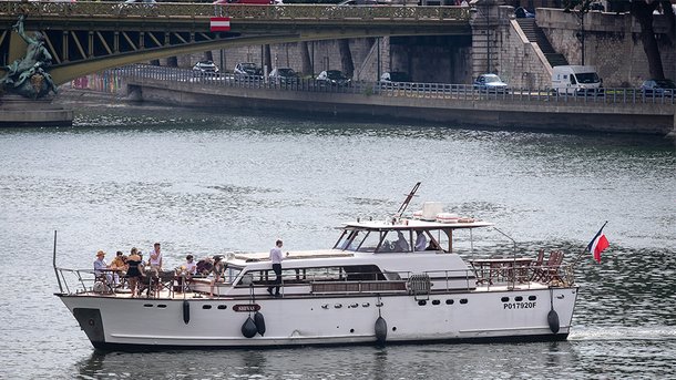 Les Jonas Brothers: en balade sur la Seine en compagnie de Sophie Turner et Priyanka Chopra