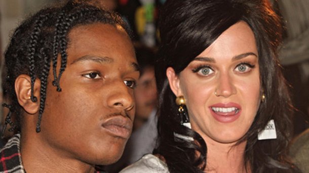 Katy Perry : très lookée et bien entourée chez Moschino !