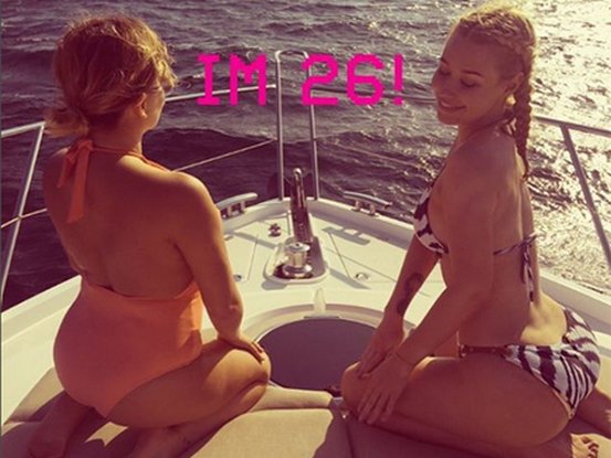 Iggy Azalea fête ses 26 ans en bikini!