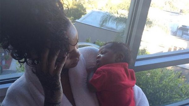 Rihanna : complètement amoureuse de sa petite nièce !