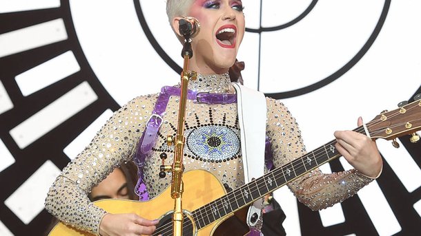 Katy Perry divine en couverture du magazine W