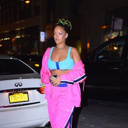 Rihanna décolleté