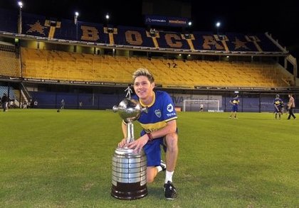 Niall visite le stade La Bombonera, du myhtique clup de foot Argentin, Boca Juniors. Le 2 Mai, 2014