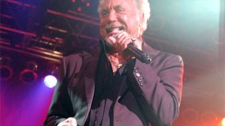 Tom Jones : « Sex Bomb », le plus grand tube de son répertoire